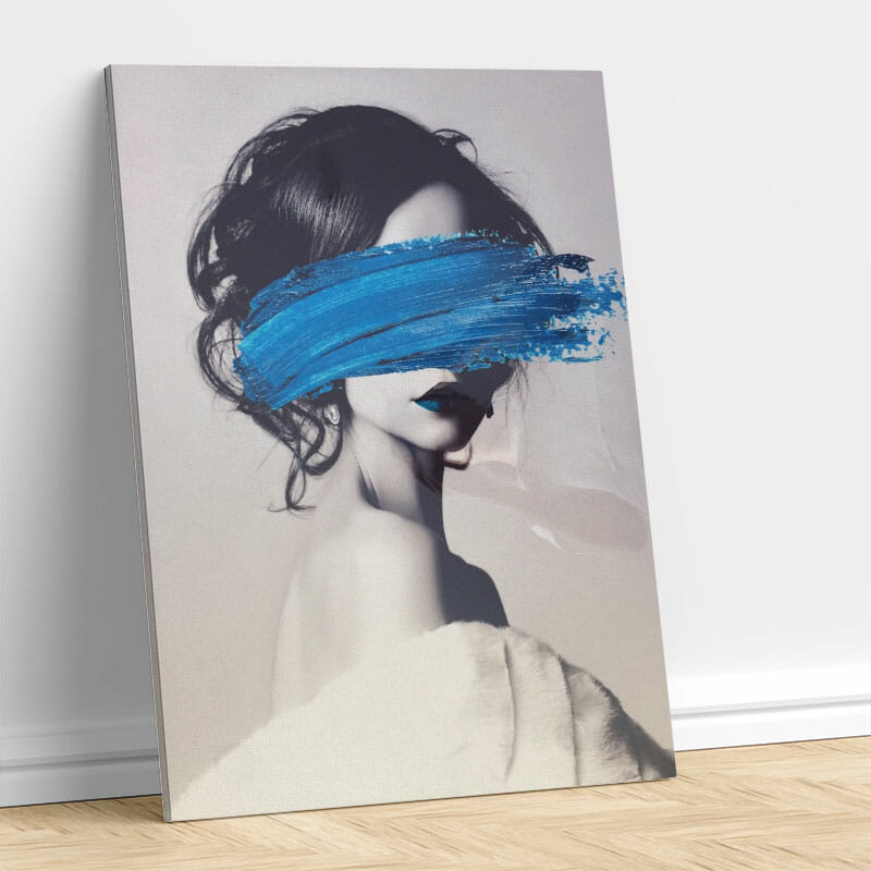 Frau und blauer Pinsel