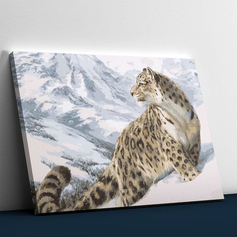 Schneeleopard schaut Sie an