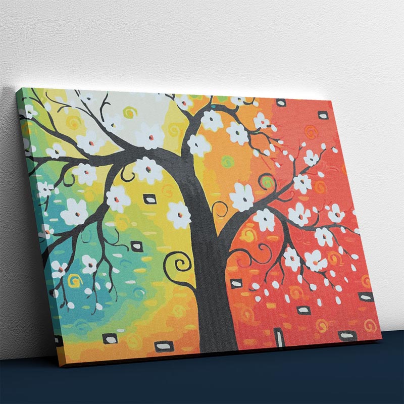 Weiße Blumen auf abstraktem Baum