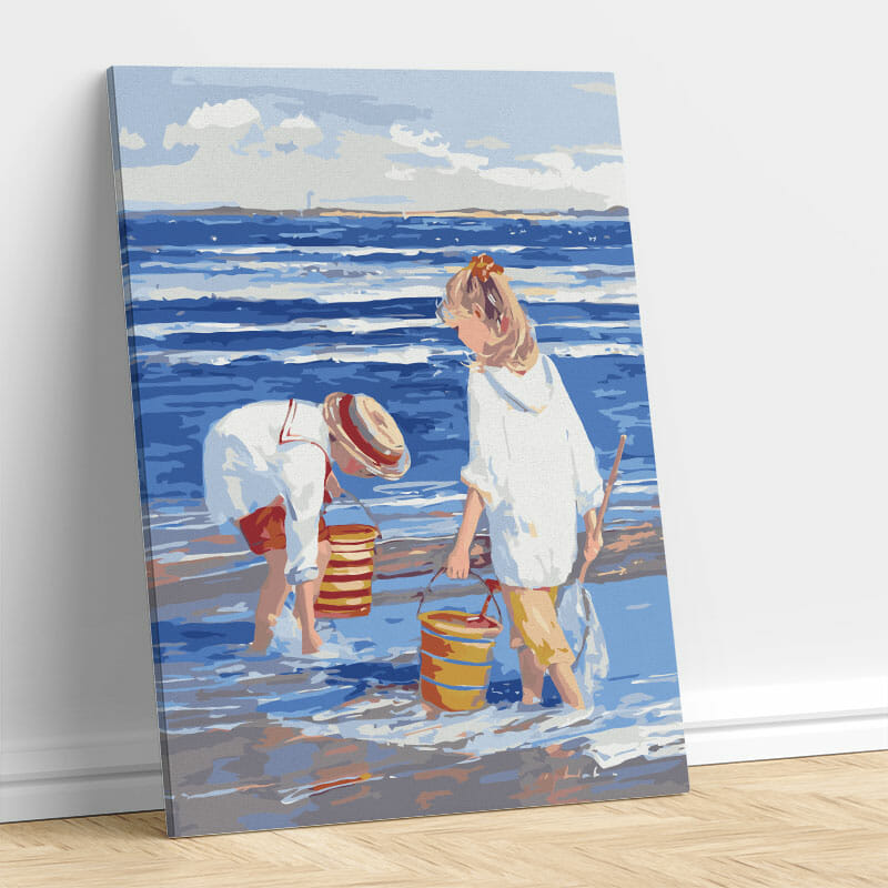 Kind reinigt den Strand