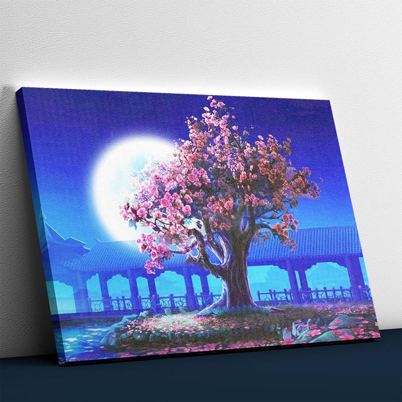 Romantischer Baum im Mondlicht