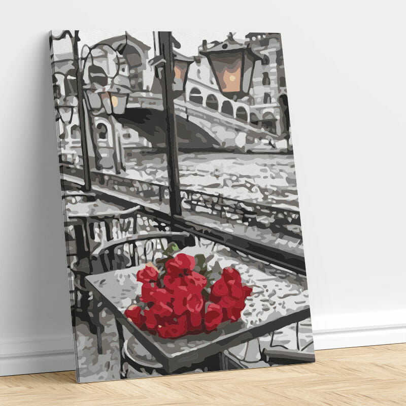 Schöne rote Rose auf dem Tisch