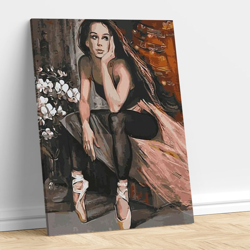 Schönes Mädchen im schwarzen Kleid