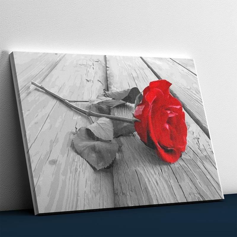 Rote Rose und Holzboden